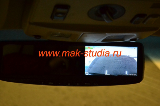 Передняя камера видеорегистратора - контроль съёмки через монитор встроенный в зеркало