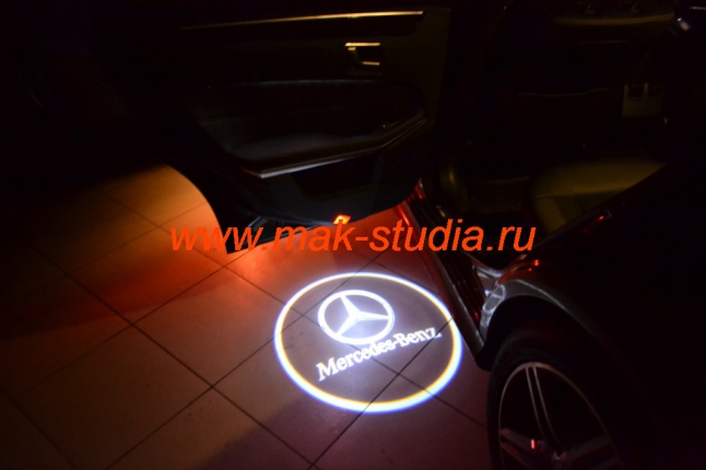 Лазерная проекция логотипа автомобиля