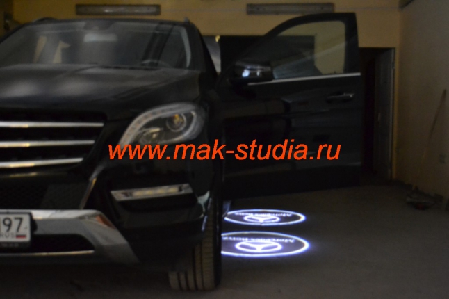 Лазерная проекция логотипа Mercedes–Benz