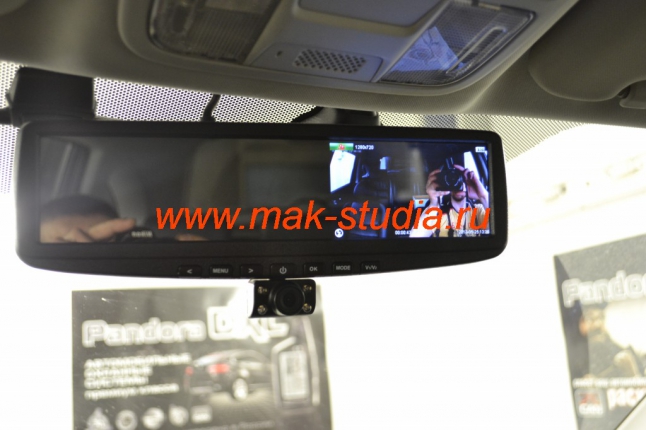 Видеорегистратор в зеркале заднего вида: камера повёрнута в салон и ведёт запись.