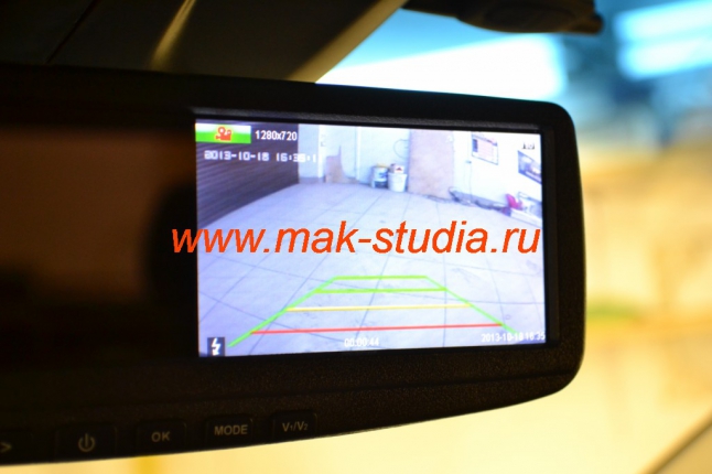 Видеорегистратор в зеркале заднего вида: при движении задним ходом выводит изображение на экран.