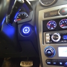 Start Engine идеально вписывается в общий интерьер Тускани с его синеватой подсветкой штатных кнопок.