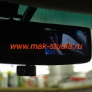Видеорегистратор в зеркале заднего вида - при необходимости камеру можно извлечь в нижнее положение и развернуть в сторону водительского стекла